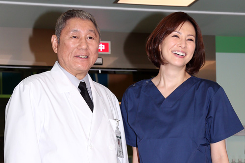 「ドクターＸ～外科医・大門未知子～」スペシャルに出演したビートたけし（左）と米倉涼子