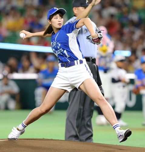 ３日のソフトバンク―日本ハム戦で始球式を行った稲村亜美