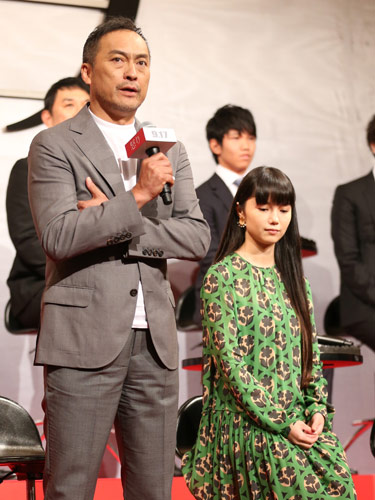 映画「怒り」の完成報告会見を行う渡辺謙。右奥は宮崎あおい