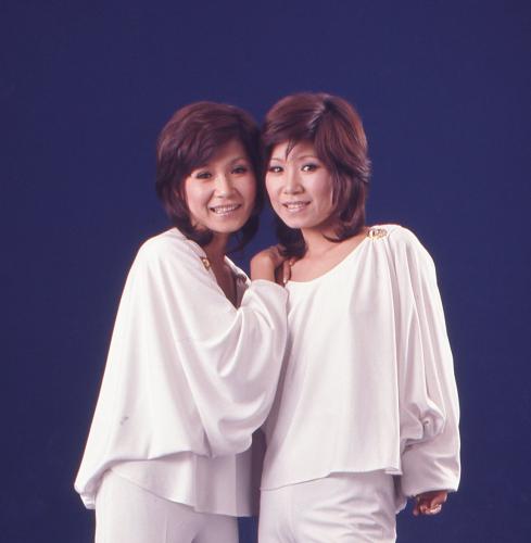 亡くなったザ・ピーナッツの伊藤ユミさん（右）。左は姉のエミさん