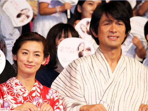 「はじめまして、愛しています。」の親子試写舞台あいさつに登壇した尾野真千子（左）と江口洋介