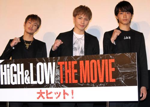 映画「ＨｉＧＨ＆ＬＯＷ　ＴＨＥ　ＭＯＶＩＥ」の初日舞台あいさつを行った（左から）今市隆二、登坂広臣、佐藤寛太