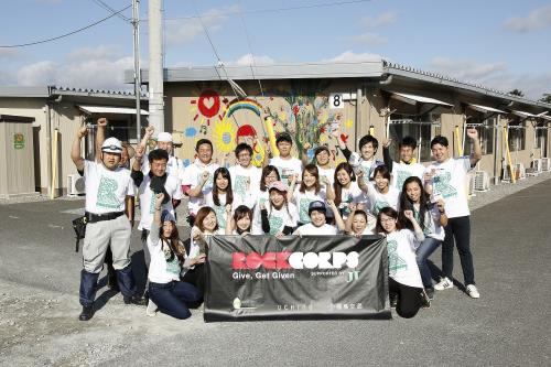 福島県相馬市でボランティア活動「ロックコープス」に参加した高橋みなみ