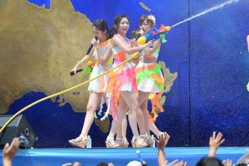 ＵＳＪの屋外ステージで始まった「やりすぎ！サマーＬＩＶＥ」で水を掛けるＡＫＢ４８の（左から）岡田彩花、渡辺麻友、宮崎美穂