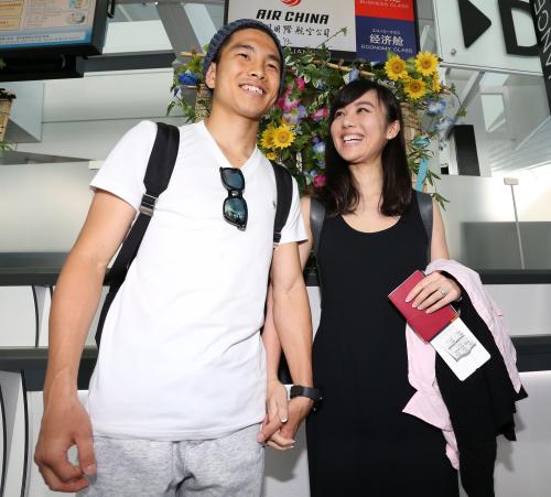 笑顔で婚前旅行に出かける井岡一翔（左）と谷村奈南