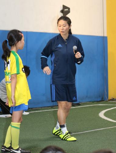 ロッテ釜本サッカー教室「噛むチカラをスポーツのチカラに」で、子どもたちにシュート指導を行った澤穂希さん