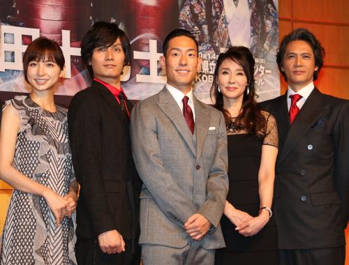 舞台「真田十勇士」製作発表会見に登場した（左から）篠田麻里子、加藤和樹、中村勘九郎、浅野ゆう子、加藤雅也