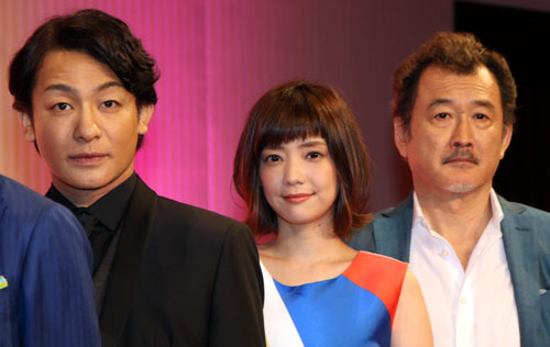 「刑事７人」の制作発表に出席した（左から）片岡愛之助、倉科カナ、吉田鋼太郎