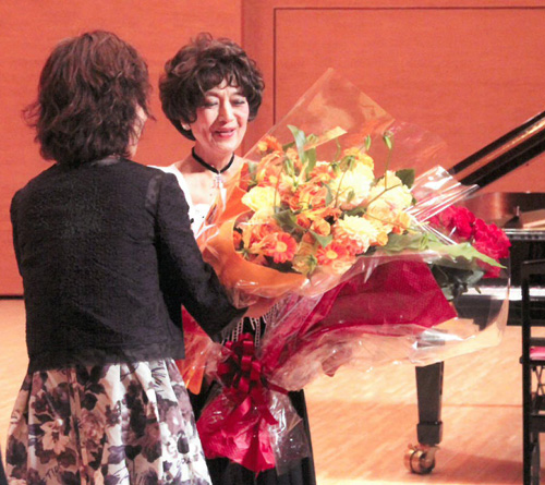 ５月８日、洲本市文化体育館で行われたリサイタルで演奏後、花束をもらう中村紘子さん