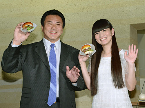 2012年「ザ　サードバーガー」１号店のオープンイベントに出席した九重親方（左）と秋元梢