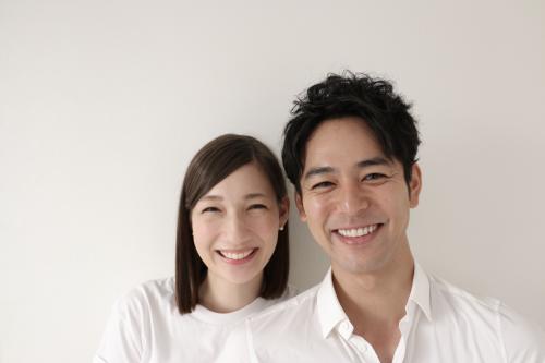 結婚を発表した妻夫木聡（右）とマイコ