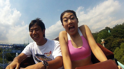 ジェットコースターで水着姿を披露する横澤夏子（右）（Ｃ）日本テレビ
