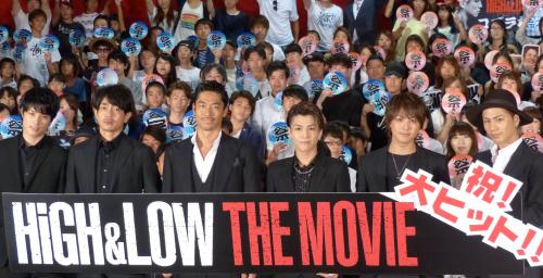 観客をバックに笑顔の（左から）鈴木伸之、青柳翔、ＡＫＩＲＡ、岩田剛典、ＴＡＫＡＨＩＲＯ、登坂広臣
