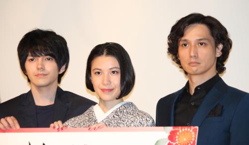 映画「花芯」初日舞台あいさつに登壇した（左から）林遣都、村川絵梨、安藤政信