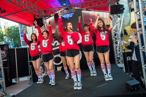初めての街頭イベントで踊る韓国６人組Ａｐｉｎｋ