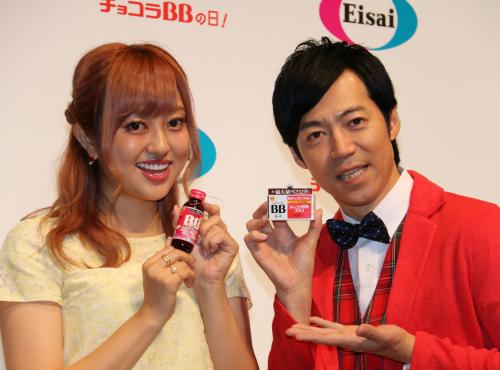 エーザイ「チョコラＢＢの日」１周年記念イベントに登場した菊地亜美（左）と東貴博