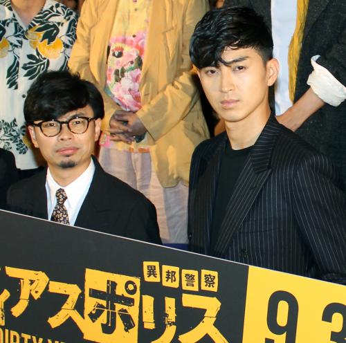 映画「ディアスポリス」完成披露上映会で舞台あいさつを行った松田翔太（右）と浜野謙太