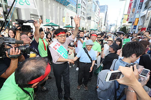 ７月３０日、銀座のホコ天を練り歩き有権者と握手をかわす増田寛也氏