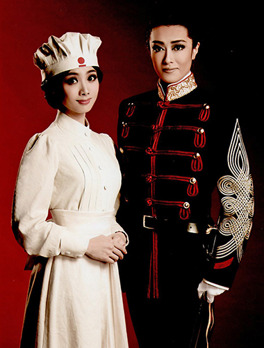 「桜華に舞え」のポスターで北翔海莉（右）と(C)宝塚歌劇団