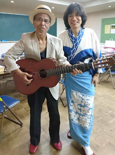 月亭可朝師匠とご一緒した時、ギターを取り出して往年の大ヒット曲「嘆きのボイン」を目の前で歌ってくださいました