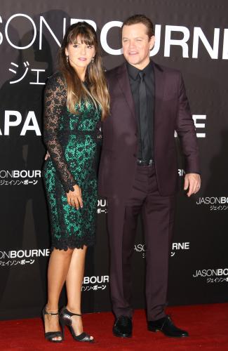 映画「ジェイソン・ボーン」ジャパンプレミアイベントでレッドカーペットに登場したマット・デイモンと妻のルシアナさん