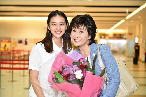 「せいせいするほど、愛してる」で４年ぶりにドラマ出演、武井咲（左）の母親役を演じる小林幸子（Ｃ）ＴＢＳ