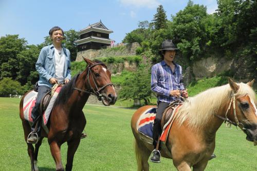 上田城跡公園を馬で散歩する板尾創路と千原ジュニア