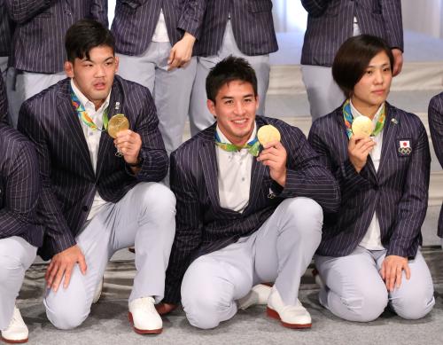 金メダルを誇らしげに見せる（左から）大野将平、ベイカー茉秋、田知本遥