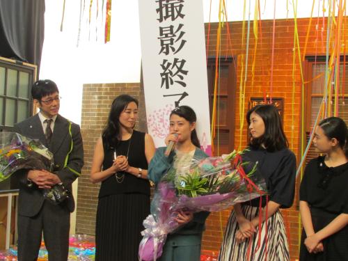 NHK連続テレビ小説「とと姉ちゃん」クランクアップを迎えた（左から）西島秀俊、木村多江、高畑充希、相楽樹、杉咲花