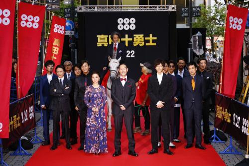映画「真田十勇士」のレッドカーペットセレモニーに出演した（前列左から）大島優子、中村勘九郎、松坂桃李