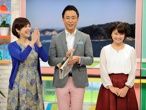 １０月からの登板を前に番組にあいさつに訪れた川添佳穂アナ（右）と９月末で番組を卒業する喜多ゆかりアナ（左）。中央は岩本計介アナ