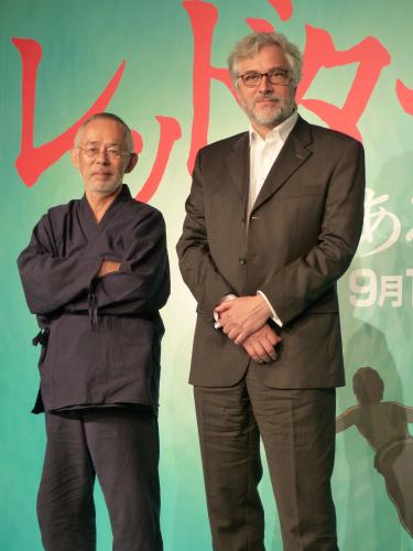 映画「レッドタートル」の完成報告会見に出席したマイケル・デュドク・ドゥ・ヴィット監督（右）と鈴木敏夫プロデューサー