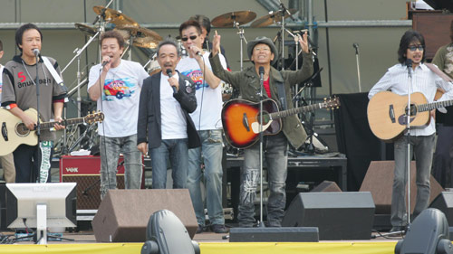 ０６年９月に行われたライブ（前列左から）吉田拓郎、山田パンダ、南こうせつ、伊勢正三