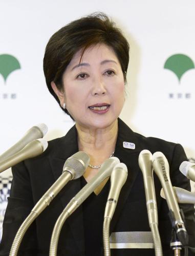記者会見で築地市場の移転延期を表明する東京都の小池百合子知事