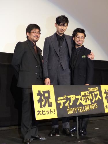 映画「ディアスポリス－ＤＩＲＴＹ　ＹＥＬＬＯＷ　ＢＯＹＳ－」の初日舞台あいさつを行った、左から、熊切和嘉監督、松田翔太、浜野謙太