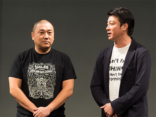 公演の延期を説明した加藤浩二（右）と山本圭壱
