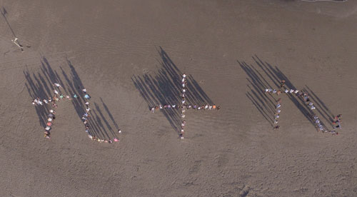 「Ｌａ　ＰｏｍＰｏｎ」は九十九里浜で人文字「九十九」を作った