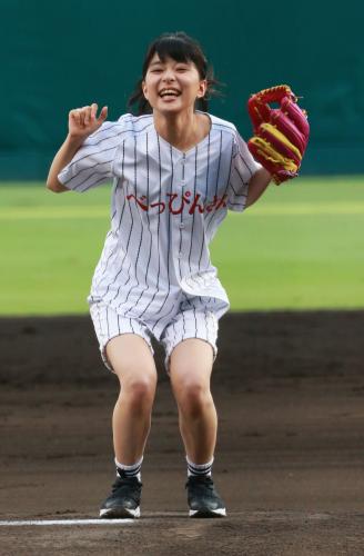 ファーストピッチで投げた後、笑顔を見せる芳根京子