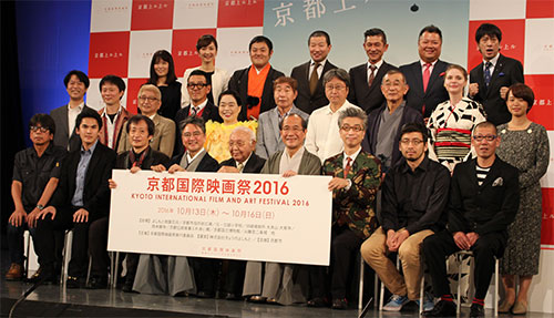 「京都国際映画祭」の会見に出席した（最後列右から）「ブラックマヨネーズ」の吉田敬、小杉竜一、森達也監督（前列左）ら