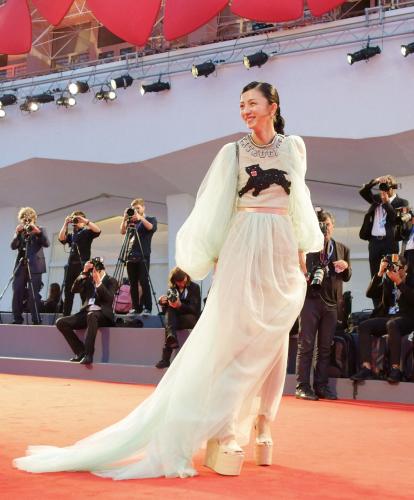 第73回ベネチア国際映画祭でレッドカーペットを歩く満島ひかり