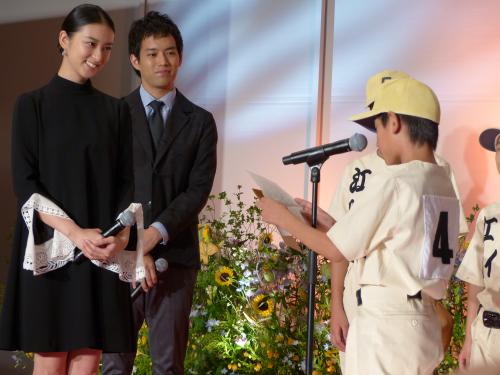 ドラマ「瀬戸内少年野球団」の完成会見で、生徒役の少年が読む感謝の手紙に笑顔の武井咲（左）