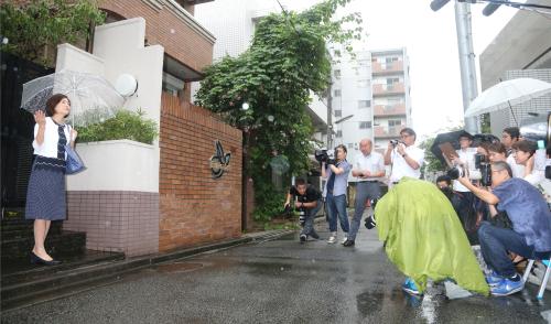雨の中、三田寛子が報道陣に対応する