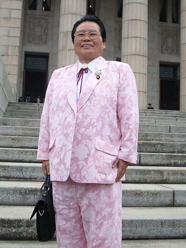 ２００５年９月、国会議事堂前で笑顔をみせる自民党の井脇ノブ子氏
