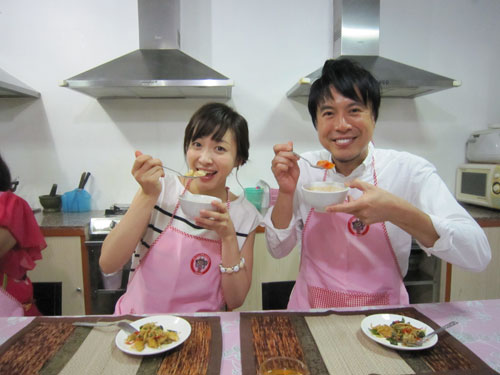 タイの家庭料理を味わうコウケンテツ氏（左）と黛英里佳