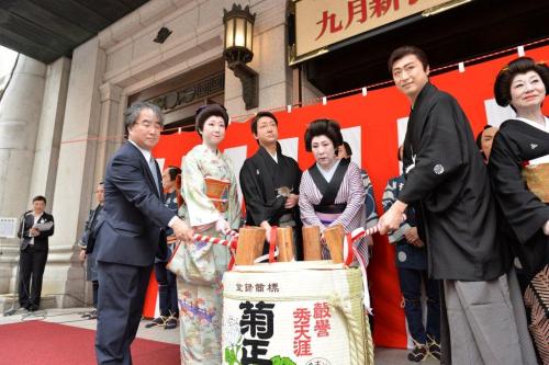 ２代目喜多村緑郎襲名披露の九月新派特別公演に出演した喜多村（右から２人目）と春本由香（右から５人目）