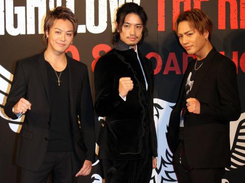 映画「ＨｉＧＨ＆ＬＯＷ　ＴＨＥ　ＲＥＤ　ＲＡＩＮ」完成披露に出席した斎藤工（中央）とＴＡＫＡＨＩＲＯ（左）、登坂広臣
