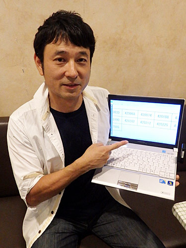兵庫県教委のホームページ上での合格発表で、自身の受験番号を見つけ、笑顔の清水次郎氏