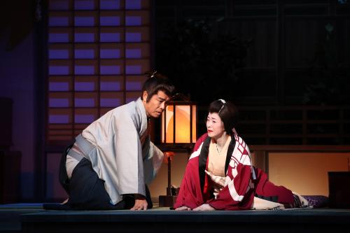 座長公演での芝居で、医師役の勝野洋（左）と熱演する坂本冬美