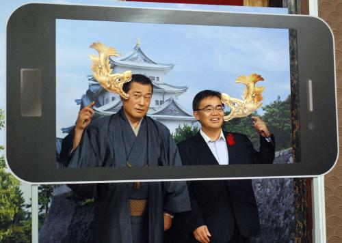 愛知県の観光ＰＲ動画に起用され、大村秀章知事（右）と記念写真に納まる俳優の松平健