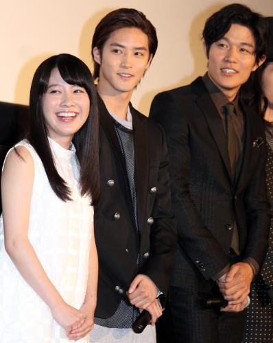 映画「彼岸島デラックス」の完成披露試写会に出席した（左から）桜井美南、白石隼也、鈴木亮平